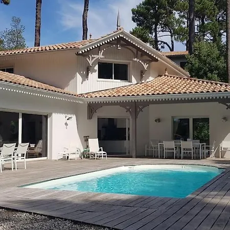 Spacieuse Villa, Ensoleillee, Piscine Chauffee A Le Moulleau 빌라