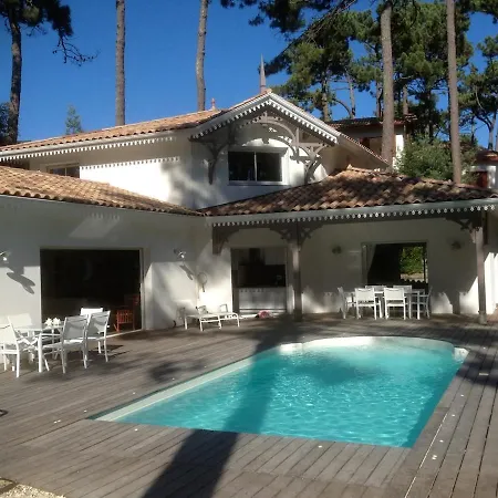 Spacieuse Villa, Ensoleillee, Piscine Chauffee A Le Moulleau *