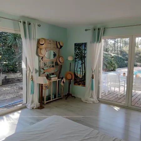 Spacieuse Villa, Ensoleillee, Piscine Chauffee A Le Moulleau *